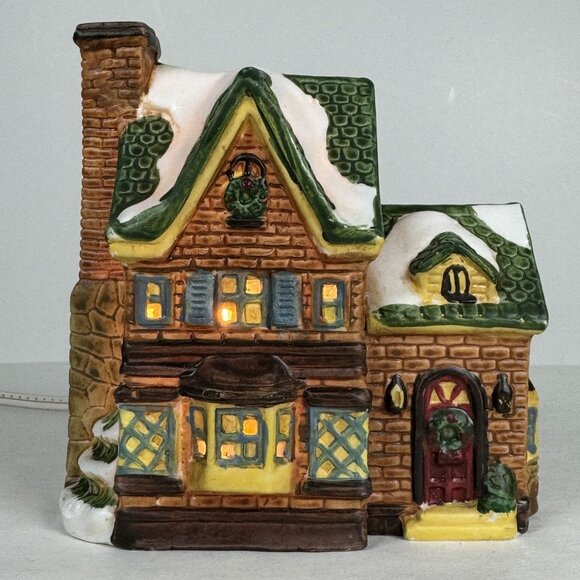 Vintage Christmas Village Lighted Ceramic Brick House Wreath Snow Small 4.5" - Picture 1 of 14
